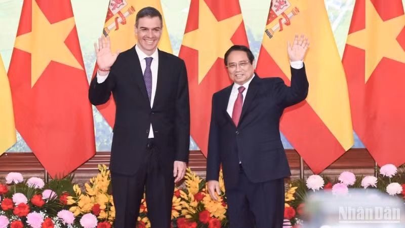 Prime Minister Pham Minh Chinh and his Spanish counterpart Pedro Sánchez. (Photo: Tran Hai)