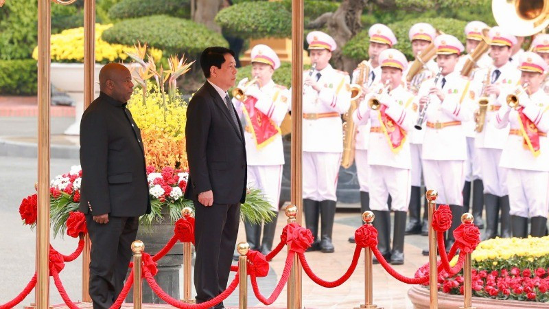 President Luong Cuong hosts a welcome ceremony for President of Burundi Evariste Ndayishimiye. (Photo: Thuy Nguyen)
