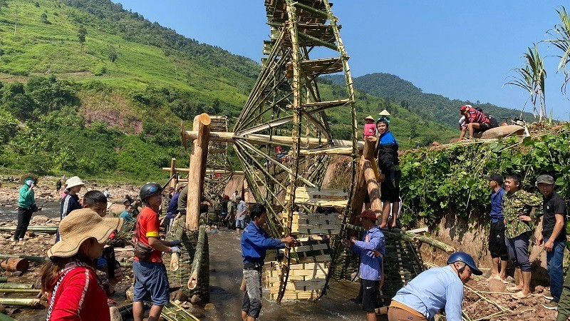 Residents of Cha Nua Commune contribute to improving local landscape. (Photo: BICH HANH)