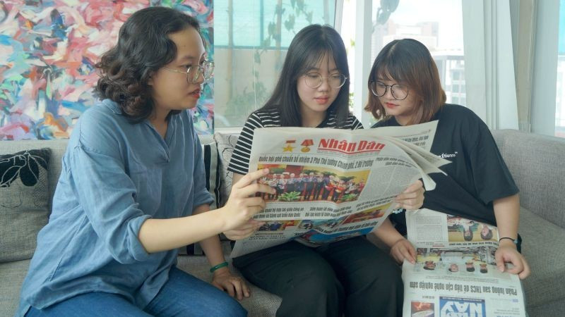 Young people are reading Nhan Dan Newspaper. (Photo: The Anh)