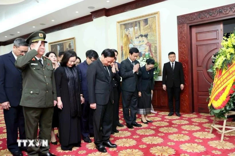 Vice Chairman of the National Assembly Nguyen Khac Dinh and the NA delegation pay homage to Khamtay Siphandone, former President of the Lao People’s Revolutionary Party (LPRP) and former President of Laos, at the Embassy of Laos in Hanoi (Photo: VNA) 