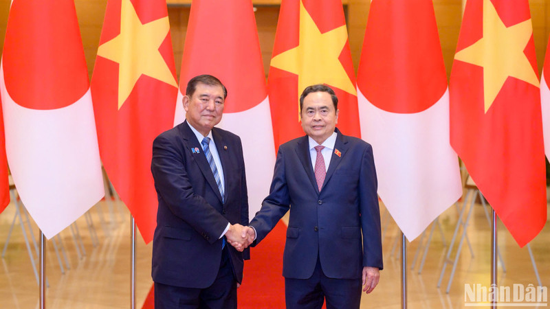 National Assembly Chairman Tran Thanh Man meets with Japanese Prime Minister Ishiba Shigeru in Hanoi on April 28. (Photo: NDO) 