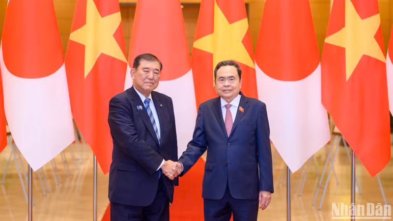 National Assembly Chairman Tran Thanh Man meets with Japanese Prime Minister Ishiba Shigeru in Hanoi on April 28. (Photo: NDO) 