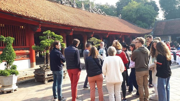 Foreign tourists in Hanoi. (Photo: VNA) 