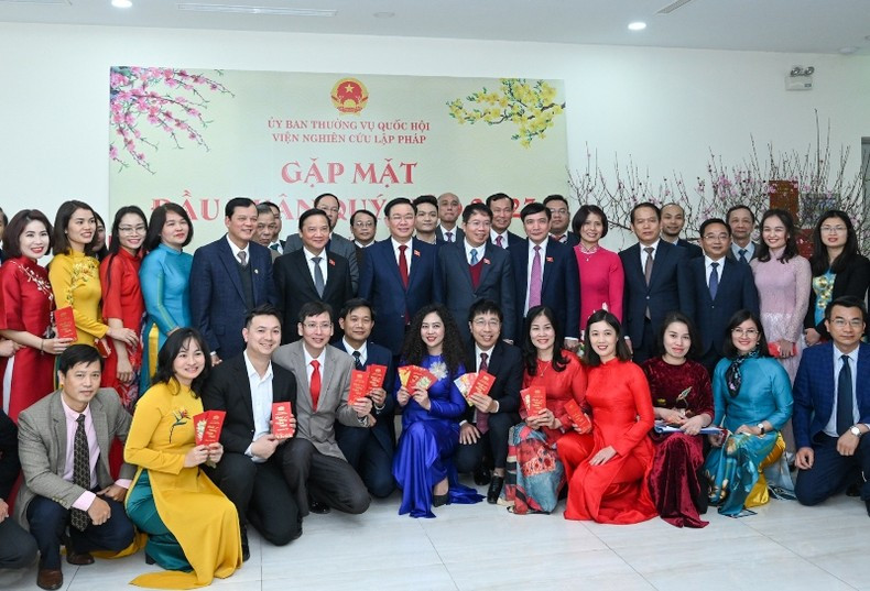 National Assembly Chairman Vuong Dinh Hue and staff of the Institute for Legislative Studies. (Photo: Duy Linh)