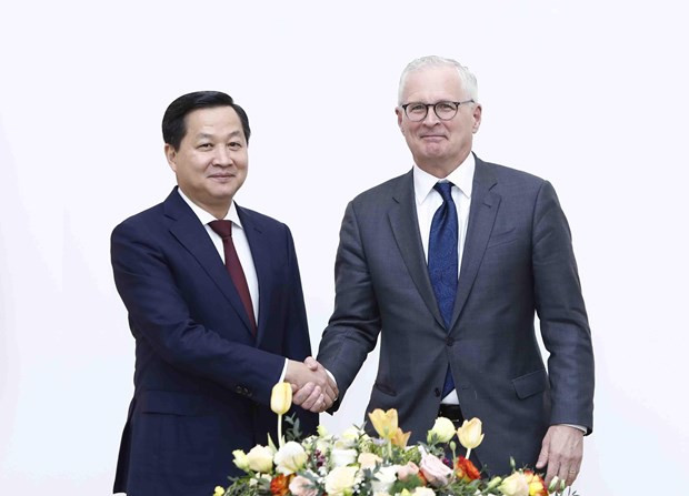 Deputy PM Le Minh Khai (L) receives SIA President and CEO John Neuffer in Hanoi on January 12. (Photo: VNA)