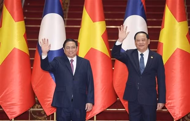 PM Pham Minh Chinh and his Lao counterpart Sonexay Siphandone. (Photo: VNA)