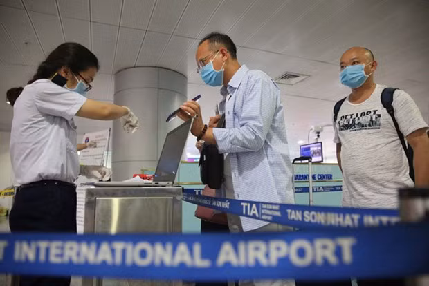 Passengers make medical declaration at an airport. (Photo: MOH)