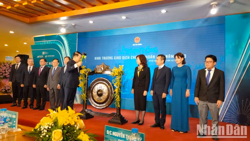 Deputy Minister of Finance Nguyen Duc Chi beats the gong to mark the first trading session of 2023 on January 3.
