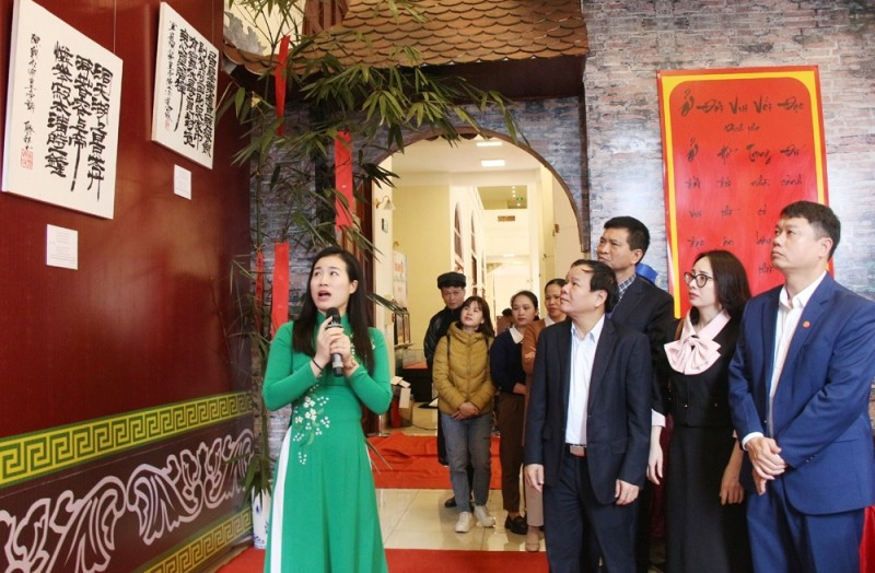 Visitors at the exhibition. (Photo: NDO/Thu Thuy)