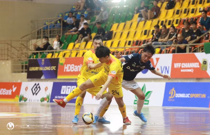 Saigon Titans (yellow) beat Luxury Ha Long 10-0 in their opening game.