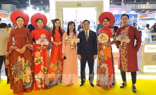 Vietnamese Ambassador to India Nguyen Thanh Hai (third from right) and representatives from Da Nang city's Tourism Department at the fair. (Photo: VNA)