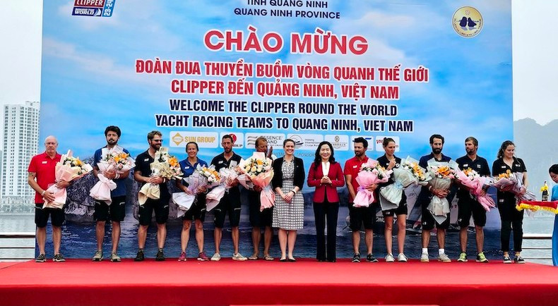 Flowers are presented to the sailing teams. (Photo: NDO/Quang Tho)