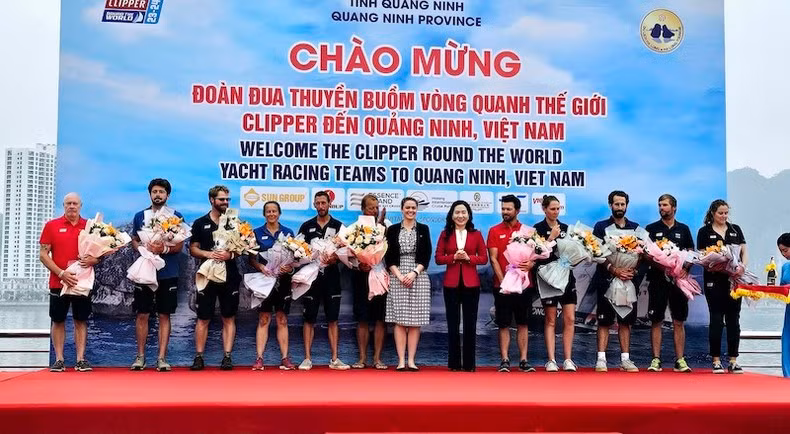 Flowers are presented to the sailing teams. (Photo: NDO/Quang Tho)