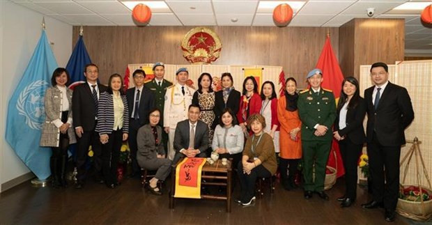 Participants pose for a group photo at the meeting. (Photo: VNA)