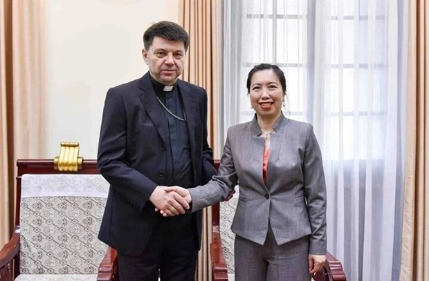 Deputy Minister of Foreign Affairs Le Thi Thu Hang (R) and Archbishop Marek Zalewski, first Resident Papal Representative in Vietnam. (Photo: VNA)
