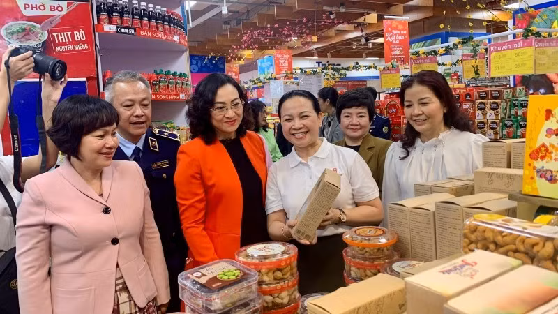 The working delegation inspects goods at a supermarket. (Photo: NDO)