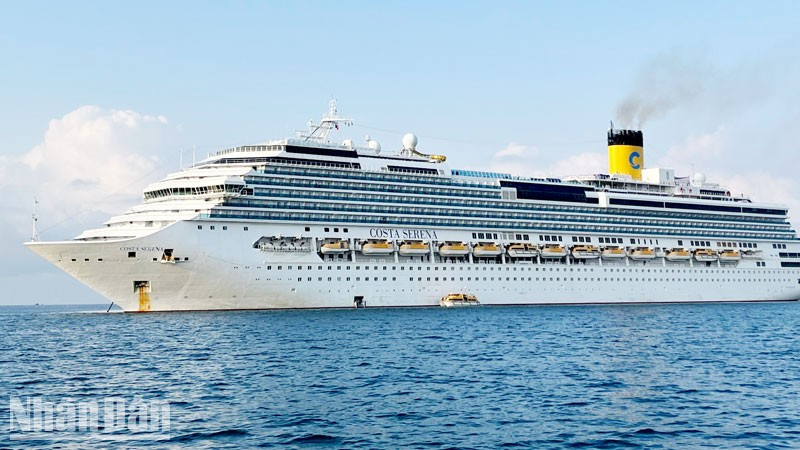 Costa Serena brings over 1,000 tourists to Phu Quoc.