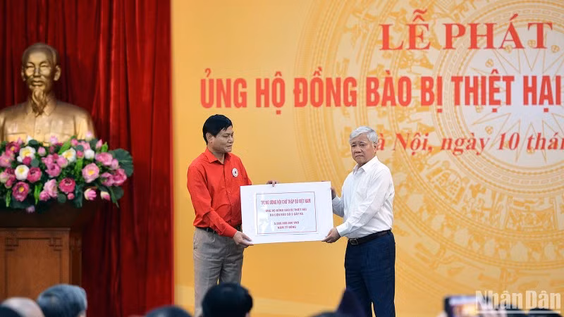 VFF President Do Van Chien receives donations from organisations and individuals.