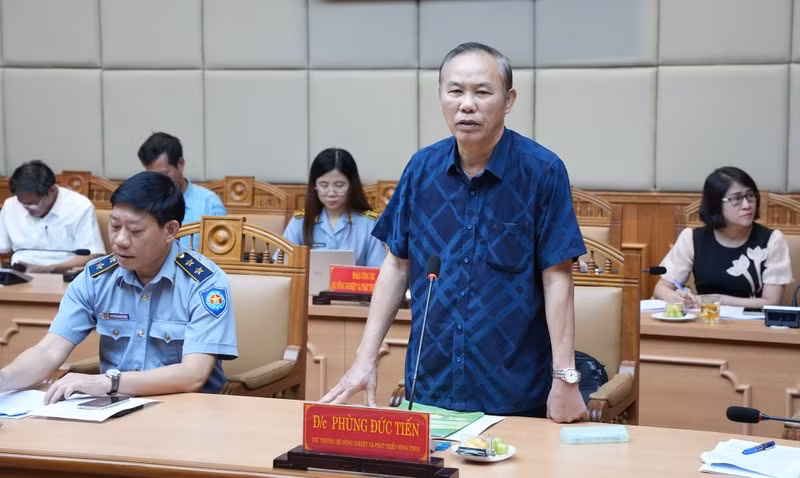 Deputy Minister of Agriculture and Rural Development Phung Duc Tien speaks at the meeting.