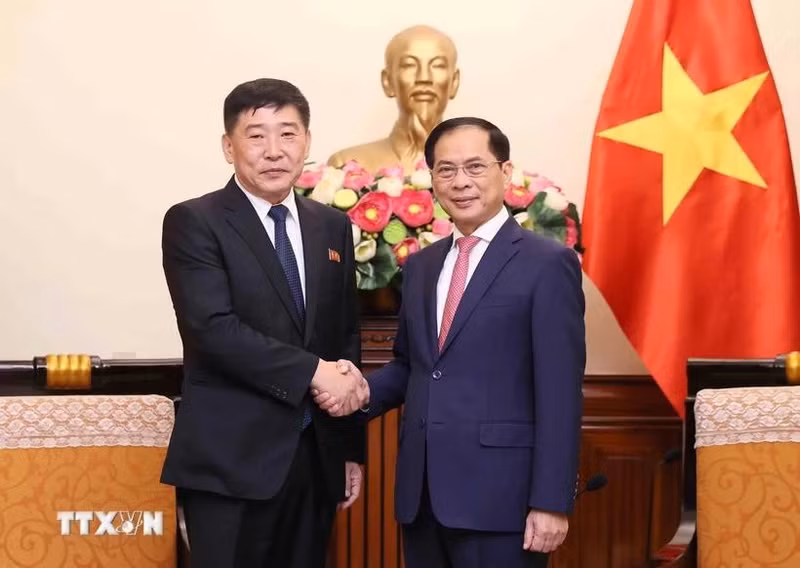 Deputy Prime Minister and Minister of Foreign Affairs Bui Thanh (Right) and Vice Minister for Foreign Affairs of the Democratic People’s Republic of Korea (DPRK) Pak Sang Gil at their meeting in Hanoi on September 9. (Photo: VNA)