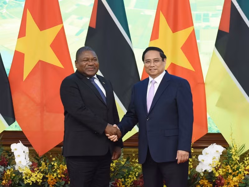 Prime Minister Pham Minh Chinh and Mozambican President Filipe Jacinto Nyusi in Hanoi on September 9. (Photo: Tran Hai)