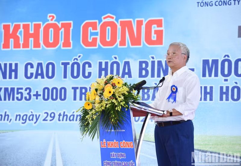 A representative of the construction contractor speaks at the event.