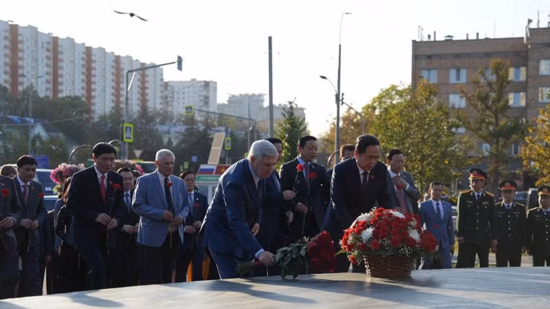 NA Chairman Tran Thanh Man and his entourage pay tribute to President Ho Chi Minh at his statue in Moscow. (Photo: NDO/Xuan Hung)