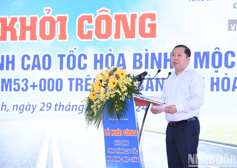 Hoa Binh Party Secretary Nguyen Phi Long speaks at the groundbreaking ceremony.
