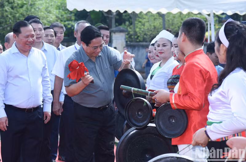 PM Pham Minh Chinh attends the groundbreaking ceremony for the Hoa Binh-Moc Chau Expressway.