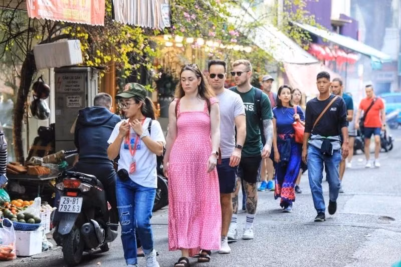 Foreign tourists at the Old Quarter in Hanoi. (Photo: VNA)