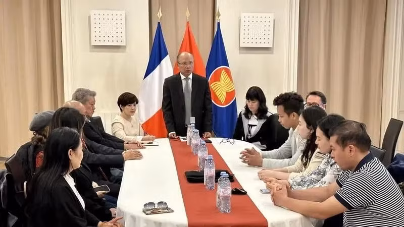 Vietnamese Ambassador to France Dinh Toan Thang meets with representatives of Vietnamese associations in France to call for support for people affected by Typhoon Yagi. (Photo: VNA)