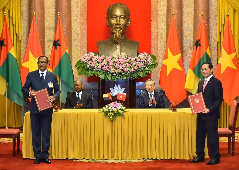 At the MoU signing ceremony between the two foreign ministries. (Photo: NDO)