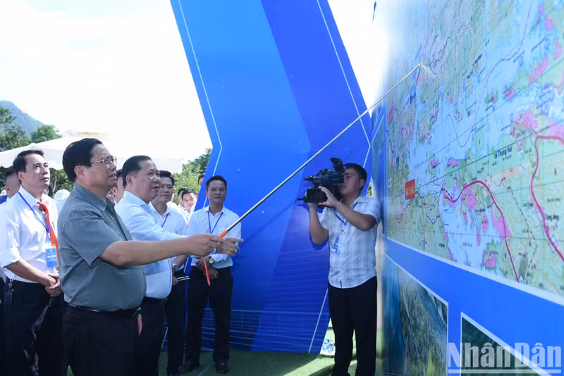 PM Pham Minh Chinh inspects the drawings of the Hoa Binh-Moc Chau Expressway.