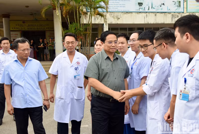 PM Pham Minh Chinh encourages doctors and nurses at Quang Ninh General Hospital.
