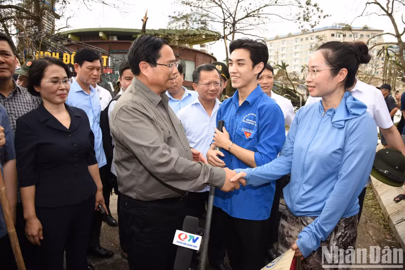PM Pham Minh Chinh encourages the forces who are helping local residents affected by Typhoon Yagi.