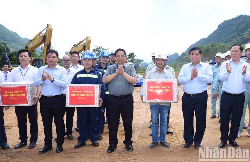 PM Pham Minh Chinh presents gifts to the construction units.
