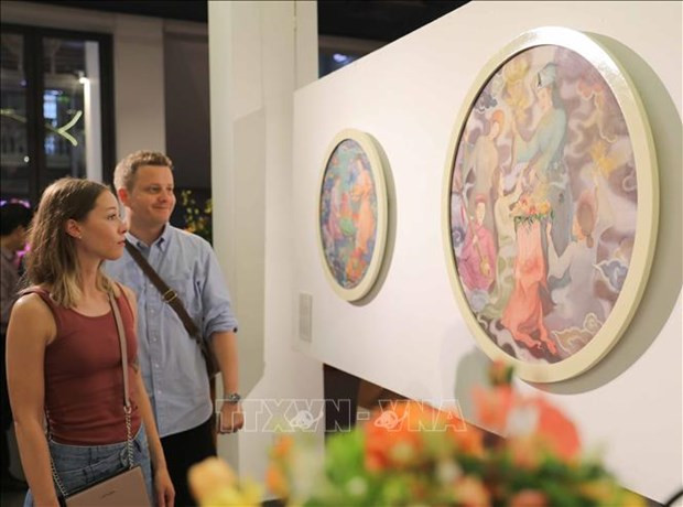 Foreign tourists in Hanoi. (Photo: VNA)