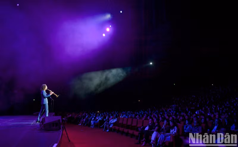 Kenny G returns to Vietnam for the first time in eight years for a performance night at the National Convention Centre in Hanoi on November 14. Kenny G returns to Vietnam for the first time in eight years for a performance night at the National Convention Centre in Hanoi on November 14.