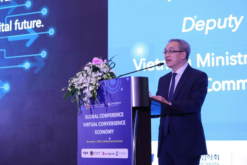 Deputy Minister of Information and Communications Phan Tam speaks at the conference.