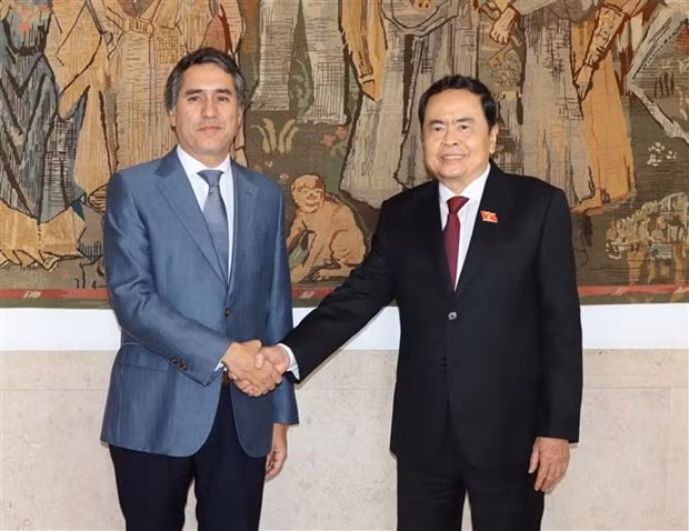 NA Vice Chairman Tran Thanh Man (R) meets with Portugal’s Secretary of State for Foreign Affairs and Cooperation Francisco André on November 13. (Photo: VNA)