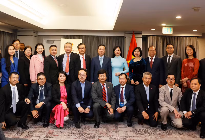 President Vo Van Thuong, his spouse and representatives of the Vietnamese community in the US. (Photo: VNA)