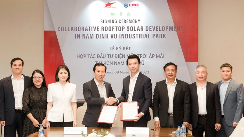 Representatives of Sao Do Group and CME Solar Company signed a cooperation agreement to deploy a rooftop solar power system at Nam Dinh Vu Industrial Park, Hai Phong.