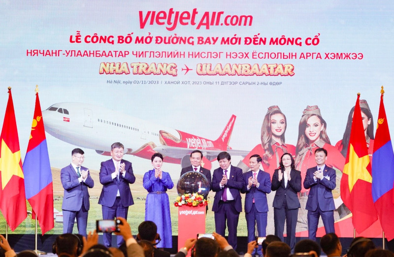 Mongolian President Ukhnaagiin Khurelsukh and Vietnamese Deputy Prime Minister Tran Luu Quang at the launch of the Nha Trang-Ulaanbaatar route.
