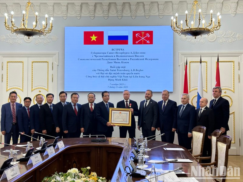 Vietnamese Ambassador to Russia Dang Minh Khoi presents Vietnam’s Friendship Order to Saint Petersburg Governor Alexander Beglov.