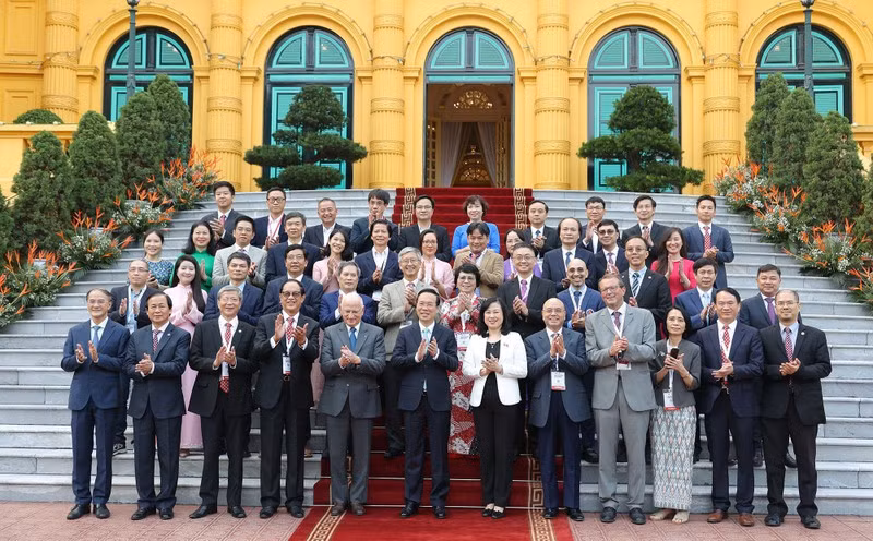 President Vo Van Thuong meets with delegates to AFCC 2023. (Photo: VNA)