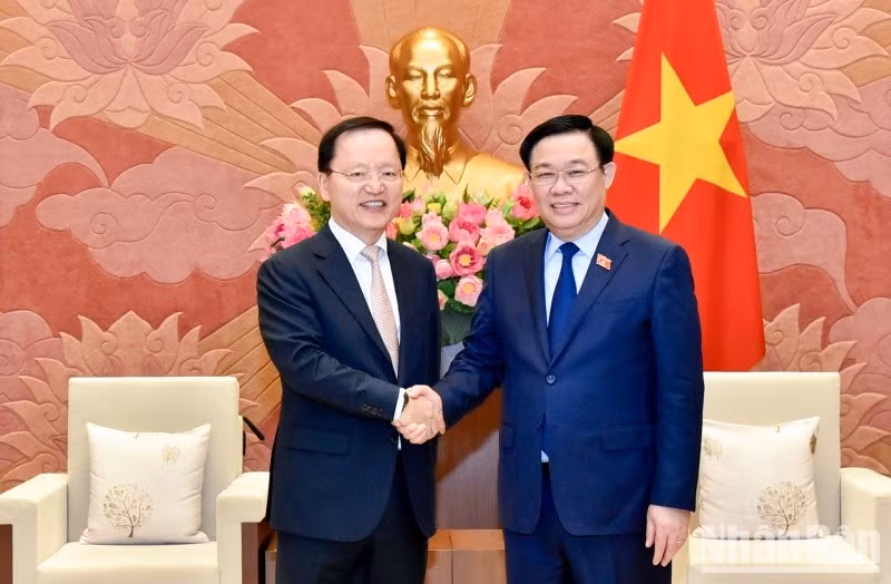 National Assembly Chairman Vuong Dinh Hue shakes hands with Chief Financial Officer of Samsung Park Hark Kyu. (Photo: NDO/Duy Linh)