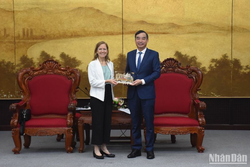 Chairman of Da Nang People’s Committee Le Trung Chinh and Director of USAID in Vietnam Aler Grubbs. (Photo: NDO)