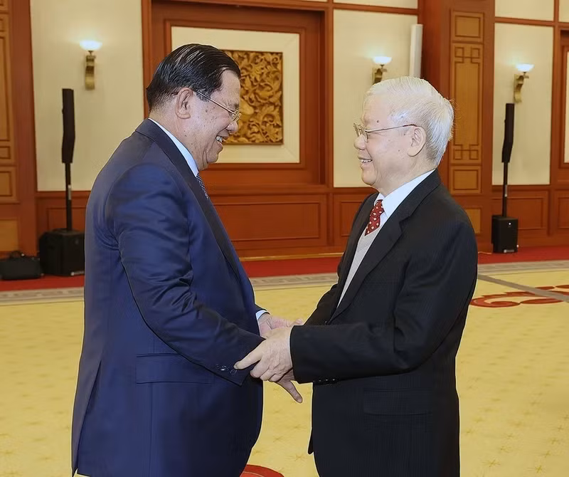 General Secretary Nguyen Phu Trong receives President of the Cambodian People's Party and Cambodian Prime Minister Hun Sen in Hanoi on February 18, 2023. (Photo: VNA)