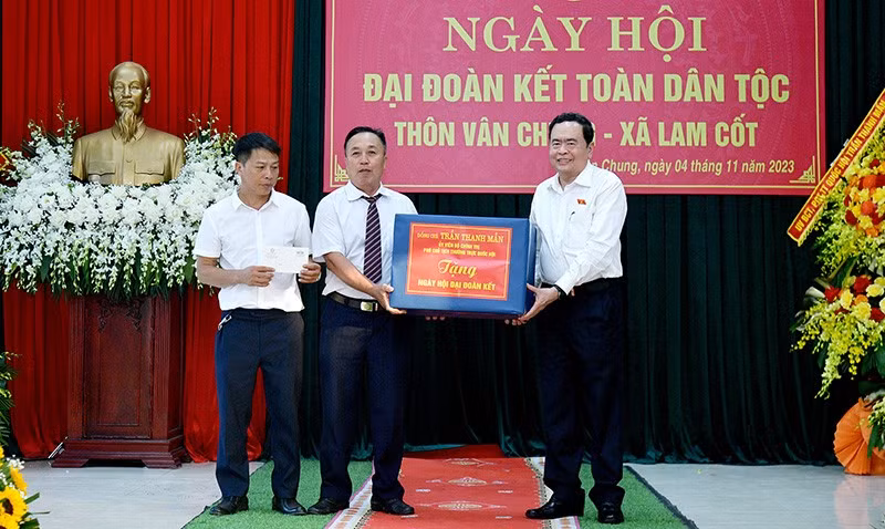 NA Vice Chairman Tran Thanh Man presents a gift to Van Chung Village. (Photo: quochoi.vn)